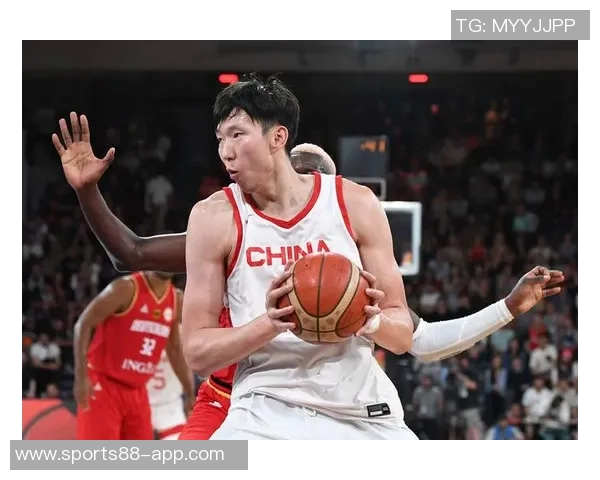 媒体人分析周琦单打风格对球队进攻流畅性的影响与战术调整建议